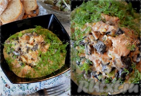 Курицу с сушеными грибами в сметане подаем горячей с любым гарниром и обязательно посыпаем зеленью. Восхитительное блюдо готово.
