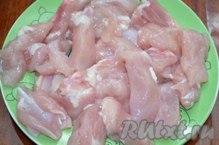 Курицу порезать небольшими кусочками, примерно по 15 грамм. Я срезала мясо с окорочков, чтобы не было костей в блюде. 
