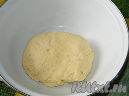 В мучную смесь влить смесь из сливок, соли и сахара. Замесить тесто и убрать его в холодильник, как минимум на час.
