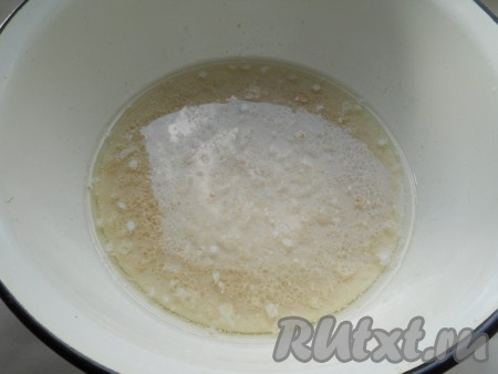 Сухие дрожжи смешать с 1-2 столовыми ложками сахара и добавить в смесь молока и масла, перемешать.