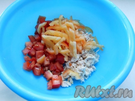 Из болгарского перца удалить семечки и плодоножку. В салат из курицы и помидоров добавить перец, нарезанный соломкой.