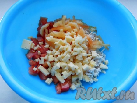 Сыр нарезать на маленькие кубики и добавить к остальным ингредиентам вместе с пропущенным через пресс чесноком. 