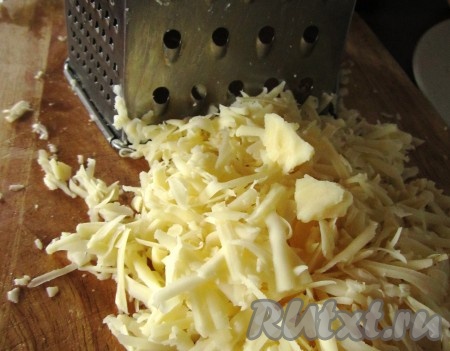 Сыр натереть на тёрке.