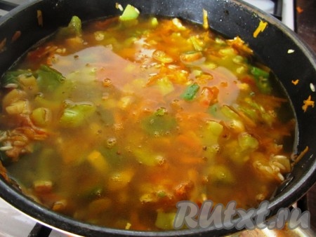 Залить овощи с рисом горячей водой так, чтобы она немного покрывала рис. Готовить рис под крышкой практически до полной готовности, около 15-20 минут. При необходимости можно подливать ещё немного воды.