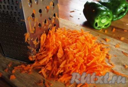 Пока баклажаны запекаются, вымыть и очистить остальные овощи. Морковь натереть на крупной тёрке.
