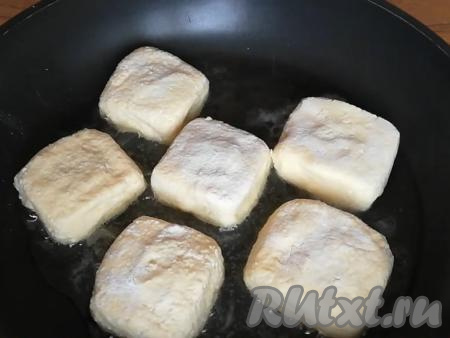 На сковороде разогреть растительное масло, выложить сырники и обжарить их на среднем огне с двух сторон до золотистого цвета (примерно по 3 минуты с каждой стороны).