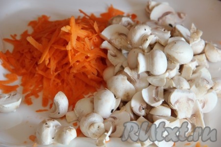 Морковь трем на терке, грибы и лук мелко шинкуем.
