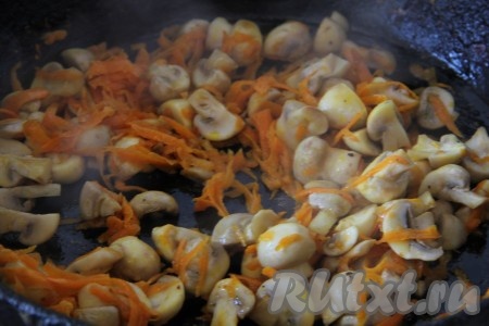 Обжариваем морковь, лук и грибы на сковороде на растительном масле до легкого золотистого цвета.
