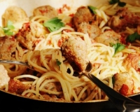 Спагетти с фрикадельками в соусе