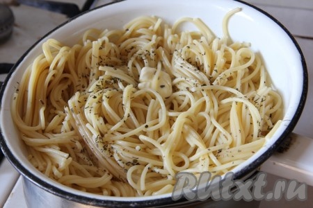 Готовые фрикадельки с помидорами можно подать со спагетти. Для этого отварить спагетти до готовности.