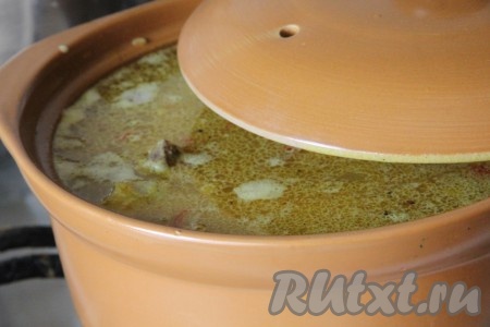 Залить все ингредиенты бульоном и варить под крышкой до готовности риса.
