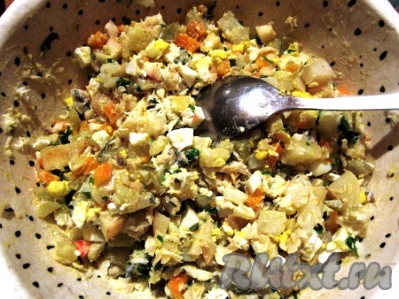 Смешайте в глубокой миске рыбу, картофель, морковь, яйца, огурцы, яблоко, лук и петрушку. 