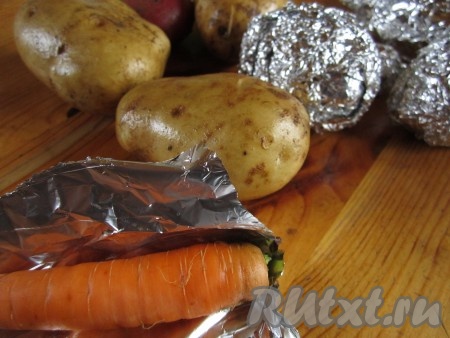 Заранее запеките в духовке или отварите картофель и морковь в мундире. Яйца сварите вкрутую. Остудите.
