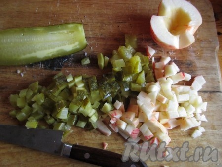 Также нарежьте солёные огурцы и очищенное от сердцевины яблоко.