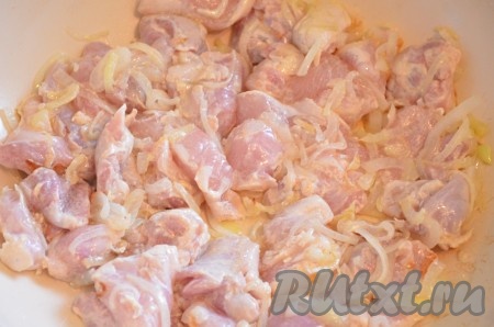 Добавить порезанные кусочки куриного мяса, перемешать, жарить 10 минут, помешивая, на среднем огне.
