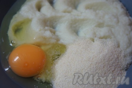 В тёплое пюре из цветной капусты и молока добавить яйцо и манку.
