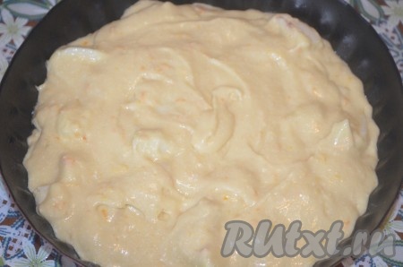 Выложить тесто для яблочного пирога в форму диаметром 20 см. Поставить в разогретую духовку при температуре 180 градусов примерно на 30-40 минут. Смотрите по своей духовке, готовность проверять зубочисткой.
