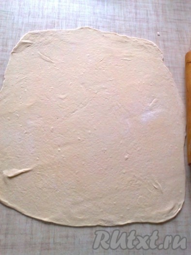 Далее раскатать тесто, как можно тоньше, толщиной около 1 мм.