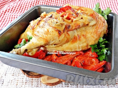 Вкусную и ароматную половину курицы можно доставать из духовки, разрезать на порционные кусочки и подавать к столу.
