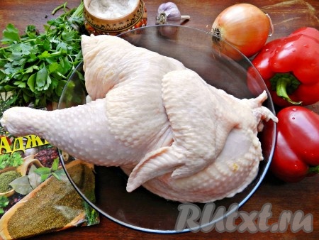 Подготовить продукты для приготовления половины курицы в духовке. Если у вас целая курица, то разрежьте её пополам.