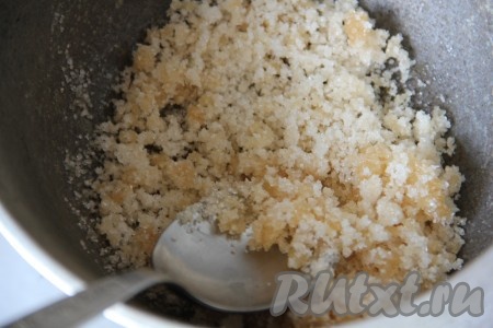 Для приготовления карамельного крема прежде всего нужно в небольшую ёмкость всыпать желатин, влить 80 миллилитров холодной воды, перемешать и оставить минут на 15 для набухания (точное время смотрите на упаковке желатина, который вы используете). Пока желатин набухает, нужно 70 грамм сахара ровным слоем насыпать в кастрюлю с толстым дном.
