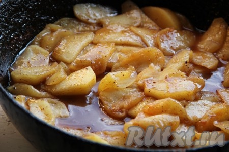 На сковороде растопим сливочное масло, в нем обжарим яблоки 10-15 минут. Пока яблоки не станут мягкими, но не потеряют форму. Наш яблочный слой готов.