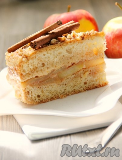 Отправляем карамельный яблочный торт в холодильник, как минимум, на 3-4 часа (лучше на ночь). Украшаем по желанию. Яблочный торт с карамельным кремом получается невероятно нежным и ароматным.