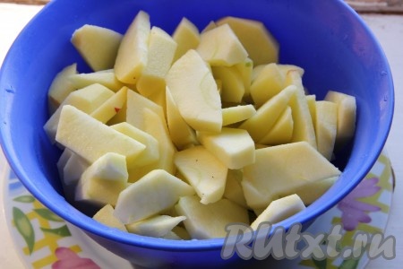 Для приготовления яблочного слоя, нужно яблоки, очищенные от кожуры и сердцевины с семечками, нарезать на средние дольки, переложить в миску, сразу, чтобы они не потемнели, полить их лимонным соком. 