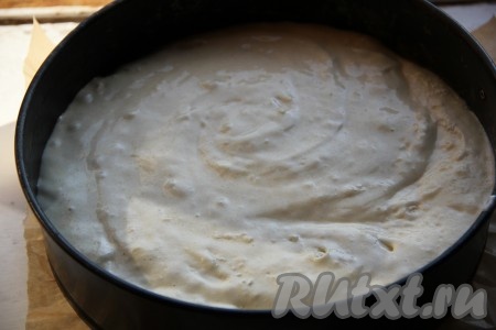 Вылить тесто в подготовленную форму для выпекания.