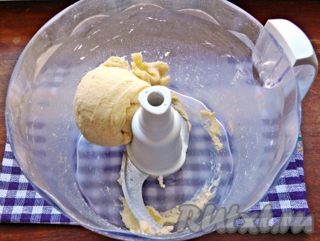 Сложить в комбайн муку, миндаль, соль, сахар, масло, порубить в крошку. Затем добавить яйцо и замесить мягкое песочное тесто. Таким же образом готовится тесто вручную.
