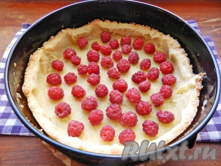 Несколько ягод малины отложить для украшения пирога. На испеченный корж выложить остальную малину. 