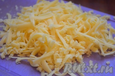 Сыр натереть на крупной терке.
