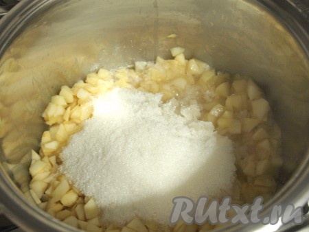 В отдельной кастрюльке 50 мл воды смешиваем с 80 граммами сахара и варим, помешивая, до получения светло-коричневой карамели. К размягченным яблокам добавляем оставшийся сахар и приготовленную карамель.
