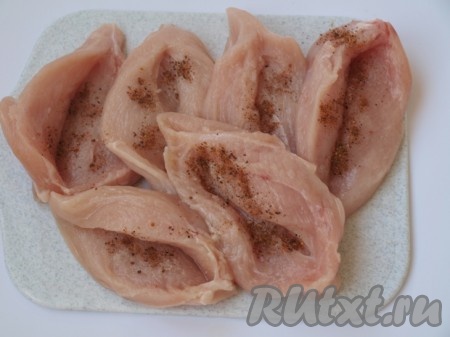 Разделяем куриное филе на порционные кусочки и в каждом филе делаем кармашек, солим и перчим.
