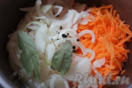 Лук и морковь переложить в небольшую кастрюлю или посуду для тушения, добавить лавровый лист, черный перец, немного воды и поставить тушиться на 15 минут. 