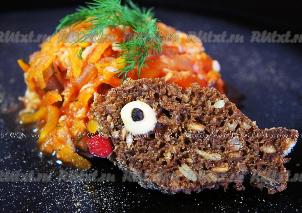 Рыба на сковороде с луком и морковью