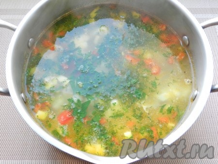 В конце приготовления добавить в суп нарезанную зелень.
