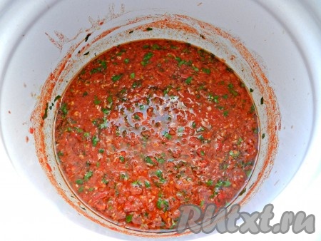 В глубокой кастрюле довести до кипения томатное пюре, добавить в него чеснок, перец, соль, сахар, паприку, специи, уксус и масло. Довести до кипения, добавить петрушку.