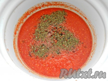 В процессе приготовления добавить специи, попробовать соус, может быть добавить соль или сахар по своему вкусу.
