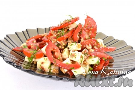 Переложить замечательный  и очень вкусный салат из помидоров с брынзой в салатник, посыпать свежесмолотой смесью перцев. Сразу же подать салатик на стол!