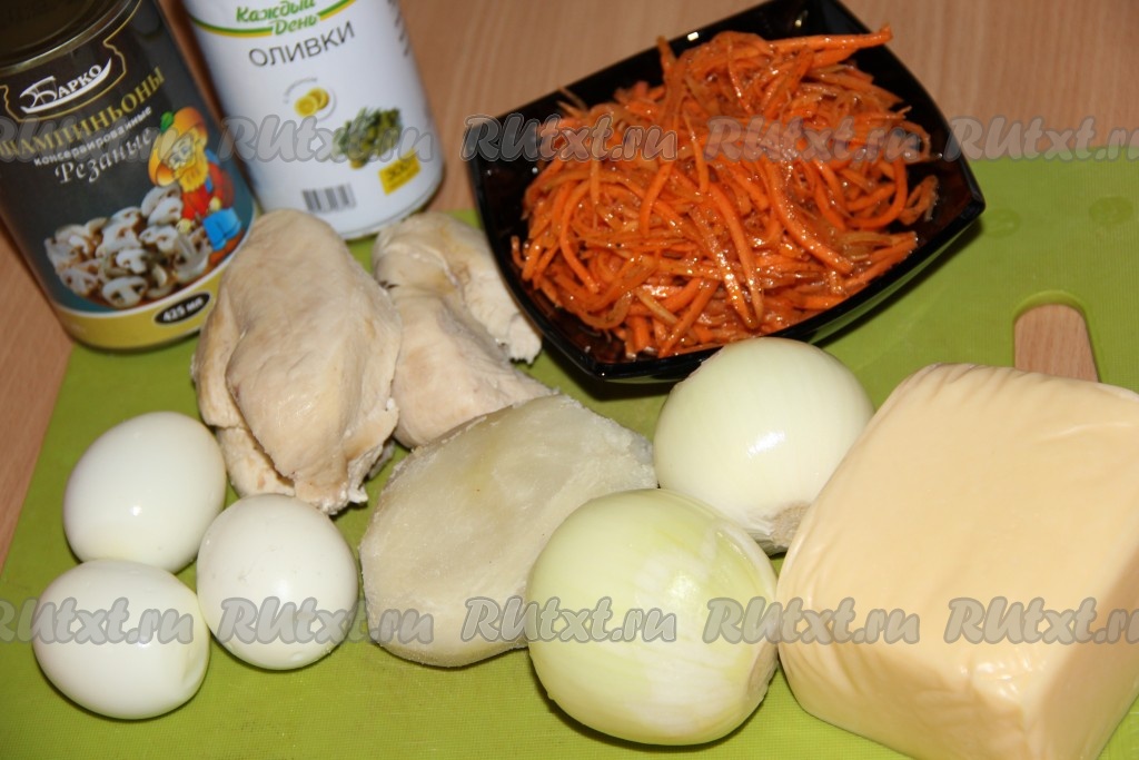 Слоеный салат с корейской морковью, курицей и грибами