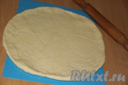 Готовое тесто слегка обмять и раскатать в лепёшку 30х30 см. Переложить в форму для выпекания. Форму заранее смазать маслом.
