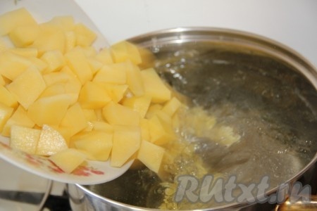 Картофель чистим, режем на кубики среднего размера и добавляем в кастрюлю.