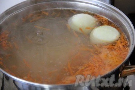 Затем очищенную морковь натираем на крупной тёрке и кладём в суп. Солим, перчим, доводим до кипения и продолжаем варить на слабом огне до готовности моркови и картофеля (минут 10).
