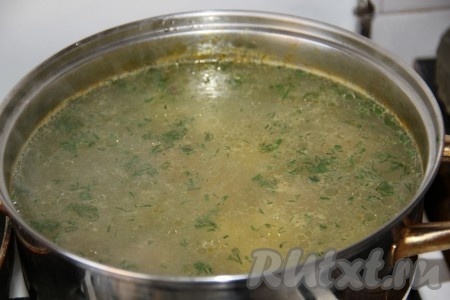 Вот и готов наш вкусный, сытный рисовый суп с фрикадельками. Разливаем по тарелкам и подаём к столу в горячем виде.