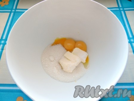 Яйца разделить на белки и желтки. Желтки  с сахаром и сливочным маслом комнатной температуры взбить миксером до однородности.