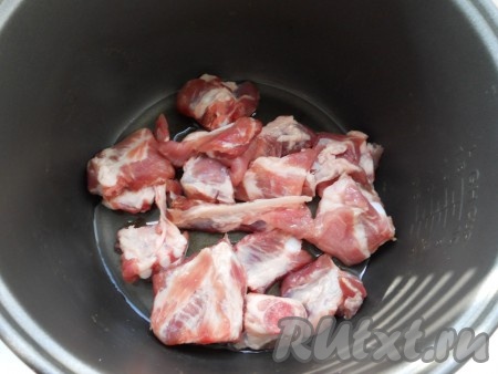 Свинину вымыть, нарезать на части. В чашу мультиварки влить растительное масло, выложить кусочки свинины. Выставить программу "Жарка" на 15 минут. Обжаривать мясо, периодически помешивая.