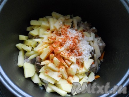 Картошку нарезать некрупно, рис промыть под проточной водой. После того как свинина обжарится с морковкой и луком в течение 15 минут, добавить в чашу мультиварки картофель и рис, посыпать паприкой, перемешать.