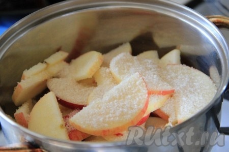 Из яблок удалить сердцевину, а затем нарезать дольками толщиной 3-4 мм. Сложить дольки яблок в кастрюлю с толстым дном и посыпать сахаром (количество сахара регулируйте по своему вкусу, я обычно добавляю 1,5-2 столовые ложки сахара). 