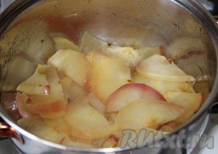 Яблоки потушить на медленном огне до мягкости без добавления воды. Дольки яблок должны стать мягкими (они не должны ломаться при заворачивании в тесто), но при это они не должны и развалиться. При желании, дольки яблок можно не тушить, а выложить в один слой на тарелку, посыпать яблочки сахаром, отправить в микроволновку и запекать 1 минуту при максимальной мощности (яблоки бывают разной твёрдости, поэтому время запекания контролируйте сами, главное - дольки должны стать мягкими). Затем дольки яблок нужно полностью остудить. 